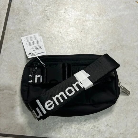 Lululemon everywhere belt bag Black - Picture 3 of 3